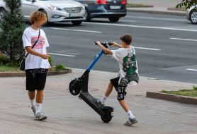 Подросток делает трюки на самокате
