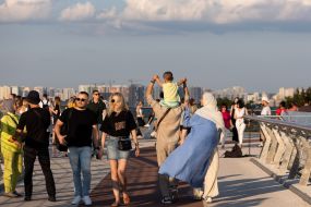 Люди на пешеходно-велосипедном мосту