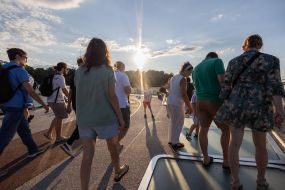 Люди на пешеходно-велосипедном мосту