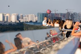 Люди на пешеходно-велосипедном мосту