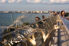 Люди на пешеходно-велосипедном мосту