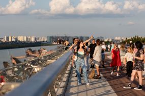 Люди на пешеходно-велосипедном мосту