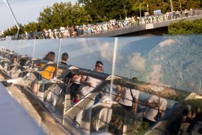 Люди на пешеходно-велосипедном мосту