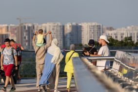 Люди на пешеходно-велосипедном мосту