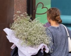 A girl with a bouquet of flowers in the center of Kyiv
