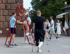 Молода людина на милицях