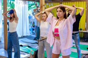 Учасники Зіркового Екопікніка роблять гімнастичні вправи цигун