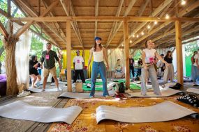 Учасники Зіркового Екопікніка роблять гімнастичні вправи цигун