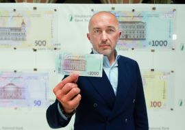 Andrii Pyshny presents modified banknotes of the national currency, supplemented with the slogan: "GLORY TO UKRAINE! GLORY TO THE HEROES!"