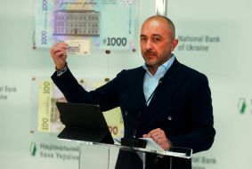 Andrii Pyshny presents modified banknotes of the national currency, supplemented with the slogan: "GLORY TO UKRAINE! GLORY TO THE HEROES!"