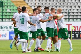 Игроки ФК "Карпаты" радуются забитому голу