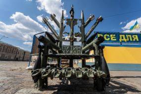 Інсталяція у вигляді трона з уламків російських снарядів