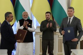 Подписание соглашений о сотрудничестве во время встречи Зеленского и Моди