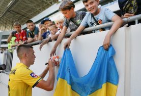 Denys Pidgursky signs the balls for the fans