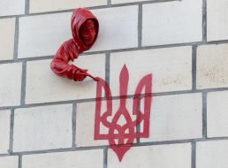 A sculpture by the famous French artist James Kolomin on the wall of the Main Post Office in Kyiv