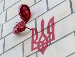 A sculpture by the famous French artist James Kolomin on the wall of the Main Post Office in Kyiv