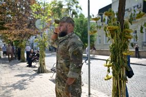 Serviceman near the Memorial Wall on Mykhailivska Square