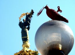 Sculpture of a dove by artist James Colomin in Kyiv