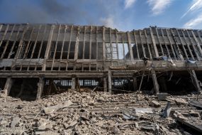 Зруйнований внаслідок  обстрілу палац спорту у Харкові