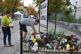 Українці покладають квіти до імпровізованого меморіалу пам'яті загиблих