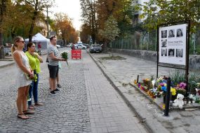 Українці покладають квіти до імпровізованого меморіалу пам'яті загиблих