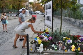 Українці покладають квіти до імпровізованого меморіалу пам'яті загиблих