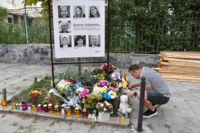 Українці покладають квіти до імпровізованого меморіалу пам'яті загиблих