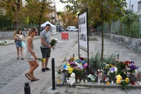 Українці покладають квіти до імпровізованого меморіалу пам'яті загиблих