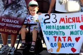 Маленький мальчик в детской коляске