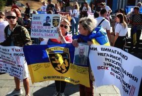 Участники мирной акции «Неизвестные Судьбы и Жизни» на Майдане Незалежности в Киеве