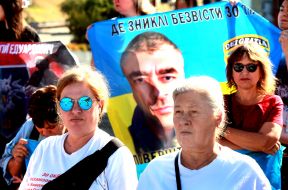 Участники мирной акции «Неизвестные Судьбы и Жизни» на Майдане Незалежности в Киеве