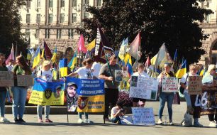 Участники мирной акции «Неизвестные Судьбы и Жизни» на Майдане Незалежности в Киеве