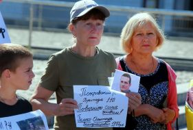 Участники мирной акции «Неизвестные Судьбы и Жизни» на Майдане Незалежности в Киеве