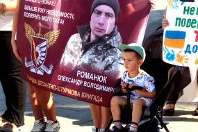 Маленький мальчик в детской коляске