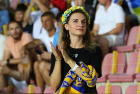 Cheerleader in a wreath on the stand