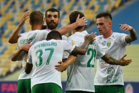 Гравці ФК "Карпати" радіють забитому голу