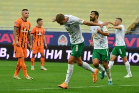 Гравці ФК "Карпати" радіють забитому голу