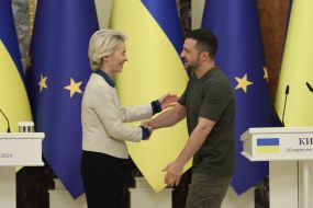 Ursula von der Leyen and Volodymyr Zelenskyi