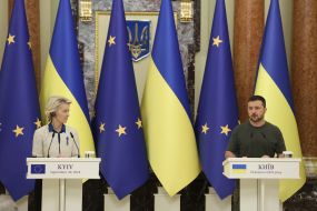 Ursula von der Leyen and Volodymyr Zelenskyi