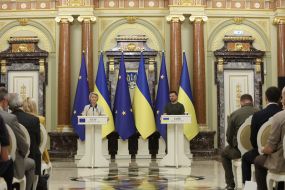 Ursula von der Leyen and Volodymyr Zelenskyi