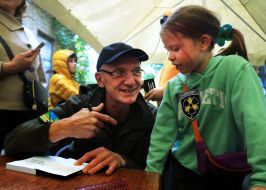 Павло Панич підписує свою збірку поезій