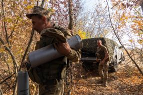 Артелеристи 154-ої  окремої механізованої бригади (ОМБр) на позиції в Харківський області