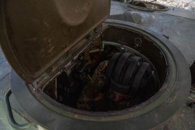 Артелерист 154-ої  окремої механізованої бригади (ОМБр) на позиції в Харківський області