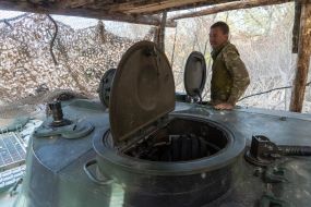 Артелерист 154-ої  окремої механізованої бригади (ОМБр) на позиції в Харківський області