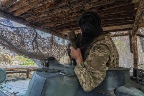 Артелерист 154-ої  окремої механізованої бригади (ОМБр) на позиції в Харківський області