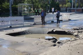 As a result of a breakthrough in the water supply network, a sinkhole formed on the road near the "Dorogozhichi" metro station in Kyiv