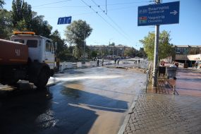 Utility workers clean up the consequences of a water supply network break near the Dorogozhichi metro station in Kyiv
