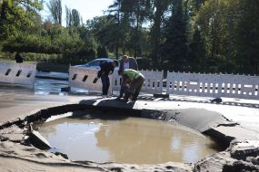 As a result of a breakthrough in the water supply network, a sinkhole formed on the road near the "Dorogozhichi" metro station in Kyiv