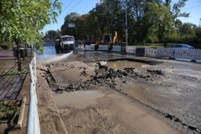 Utility workers clean up the consequences of a water supply network break near the Dorogozhichi metro station in Kyiv