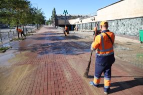 Utility workers clean up the consequences of a water supply network break near the Dorogozhichi metro station in Kyiv